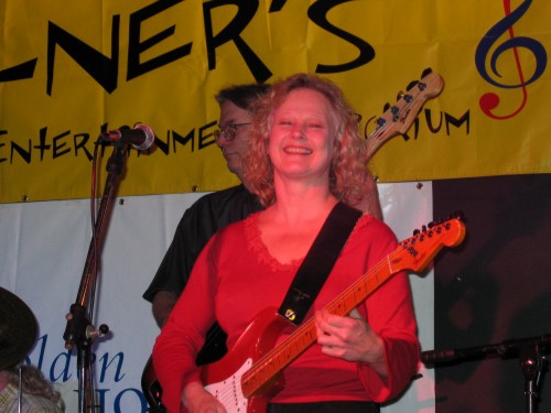 Suzanne Hyatt smilin' and stylin' !!!